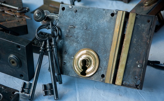 How Do Locksmiths Unlock Doors?